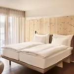 Hotel The 4*