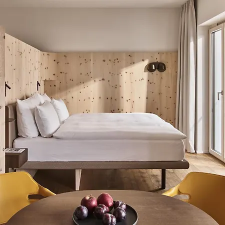 Hotel The 4*