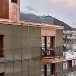 Hotel The 4*