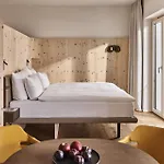 Hotel The 4*